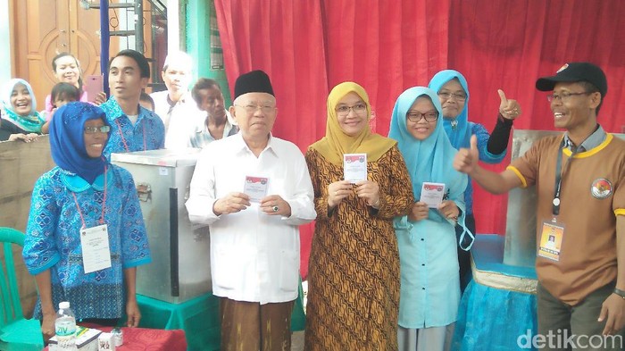 KH Maruf Amin Datang ke TPS Bersama Anak dan Istri di Koja