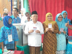 KH Maruf Amin Datang ke TPS Bersama Anak dan Istri di Koja