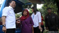 Setnov memberikan apresiasi kerja petugas di TPS 34 yang melayani sebagian besar pemilih lanjut usia.