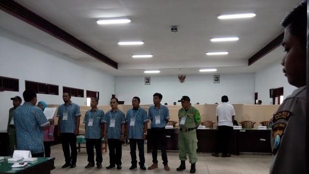 Sebelum Coblosan Dimulai, Logistik di TPS Diperiksa 