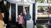 Menhub Budi Karya Sumadi mencoblos di TPS 33 Bintaro.
