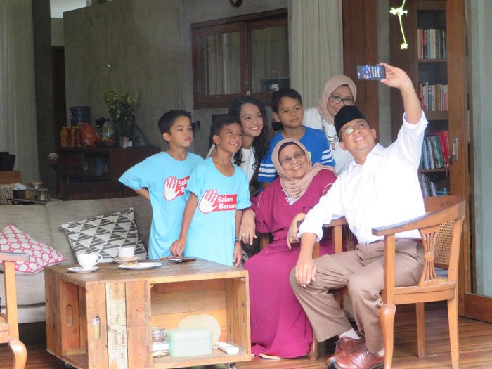 Datang ke TPS, Anies Baswedan Bersalaman dengan Warga