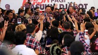 Ahok menyapa pendukungnya.