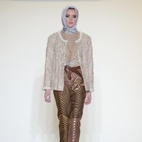 Untuk koleksi yang dipamerkan Anniesa Hasibuan di NYFW Fall/Winter 2017, semua modelnya menggunakan kerudung seragam warna silver. Keseragaman pada hijab dinilai dapat menonjolkan perbedaan ras para model yang merupakan keturunan Peru, Cekoslovakia, Uzbekistan, China, Rusia, Korea-Rusia hingga Afrika. Foto: Dok. Getty Images