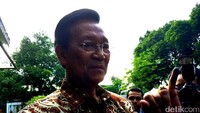 Setelah menyoblos dan memasukkan surat suara ke kotak suara, Sultan menunjukkan jari kelingking sebelah kanan yang telah dicelupkan ke tinta kepada wartawan.