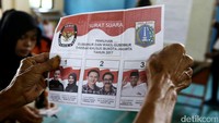 Di TPS 06, total ada 347 suara sah dalam penghitungan suara. Dari hasil penghitungan, Anies-Sandiaga unggul dengan perolehan 161 suara. Disusul oleh Ahok-Djarot 114 suara dan Agus-Sylvi 72 suara.