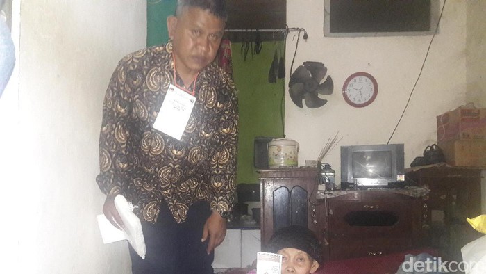 Petugas TPS di Luar Batang Datangi Warga Sakit untuk Nyoblos