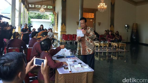 Sri Sultan HB X menggunakan hak pilihnya