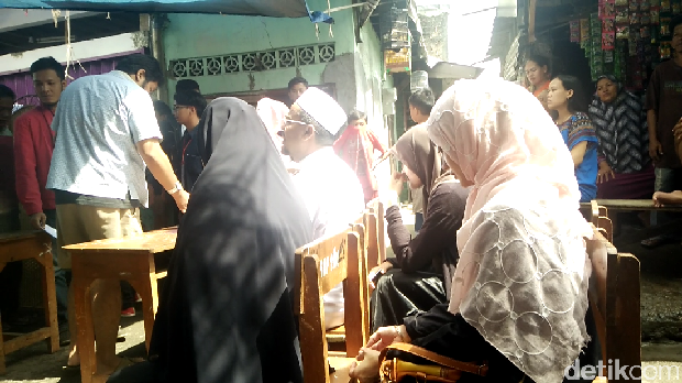 Habib Rizieq dan Keluarga Mencoblos di TPS 17 Petamburan