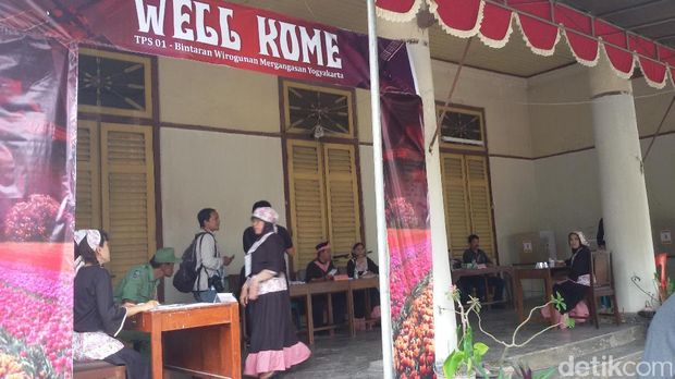Petugas KPPS di TPS Bintaran Yogya ini Berbaju Ala Petani Belanda