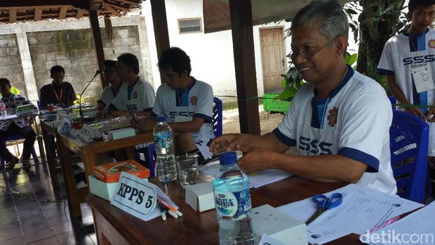 Bertema Sportivitas, Panitia TPS di Yogya ini Kompak Berseragam Bola  
