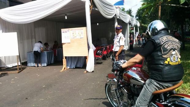 Bos BEI Nyoblos ke TPS Bawa Moge