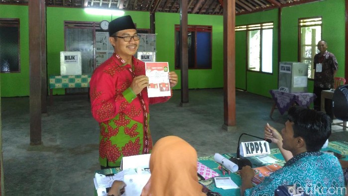 Pilkada Kulon Progo, Hasto Wardoyo Mencoblos di TPS Kokap