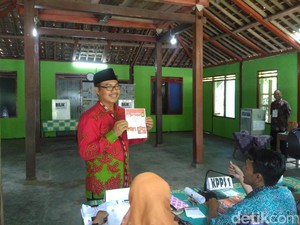 Pilkada Kulon Progo, Hasto Wardoyo Mencoblos di TPS Kokap