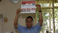 Zulkifli menunjukkan surat suara sebelum mencoblos.