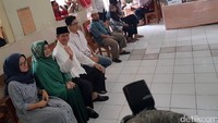 Embay antre untuk mencoblos.