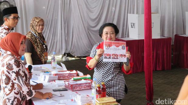Megawati memamerkan surat suara sebelum mencoblos. 