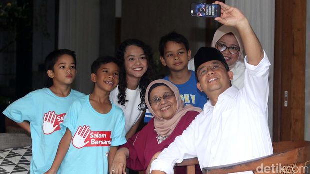 Anies selfie bersama keluarga sebelum mencoblos / 