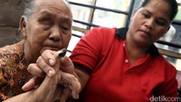 Seorang warga menunjukan jarinya tanda telah mencoblos.