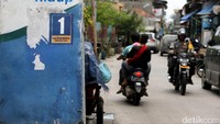 Seorang anggota polisi berpatroli.