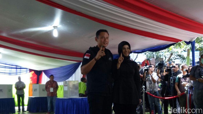 Usai Mencoblos, Agus Yudhoyono dan Annisa Pohan Pose 1 Jari