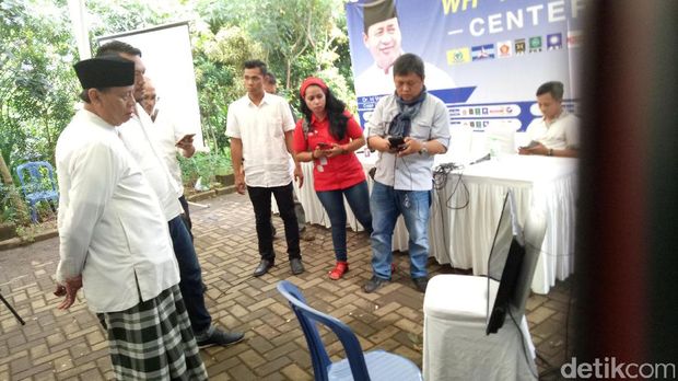 Bersarung, Wahidin Pantau Hasil Quick Count di Pinang Tangerang
