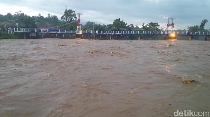 Hujan Guyur Jabodetabek Sejak Sore, Katulampa Siaga 3