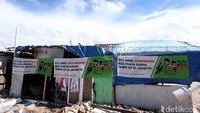 Spanduk Anies-Sandi terpampang di lokasi bekas gusuran di Kampung Akuarium.