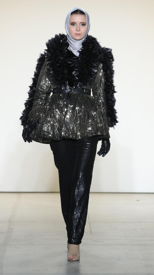 Anniesa Hasibuan menampilkan 48 rancangan busana yang bertema Drama di New York Fashion Week Fall/Winter 2017. Foto: Dok. Getty Images