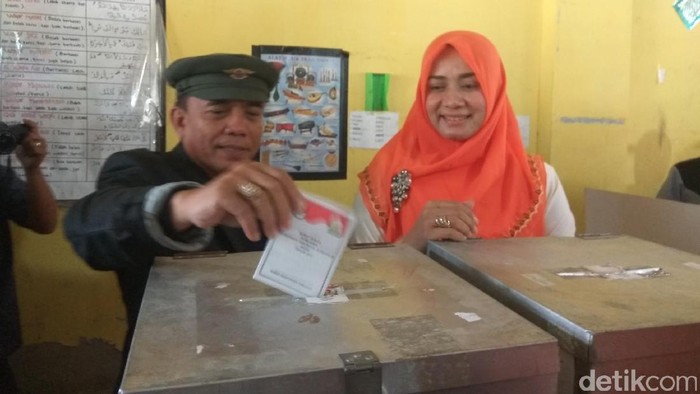 Irwandi Yusuf dan istri mencoblos di Banda Aceh, Rabu 15 Februari 2017
