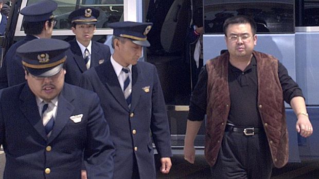 Kim Jong-Nam dikawal kepolisian Jepang usai ditangkap di Tokyo -- foto tahun 2001