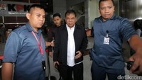 Ketua MK Arief Hidayat usai menjalani pemeriksaan sebagai saksi untuk Patrialis Akbar.