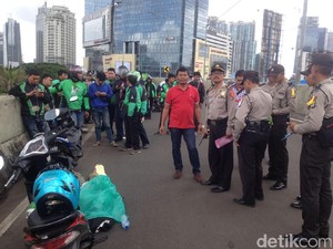 Driver Ojek Online Ditemukan Meninggal di Flyover di Jaksel