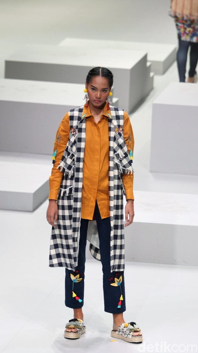 Koleksi Mel Ahyar mengangkat tema Pata Runa Indonesia Fashion Week 2017 di Jakarta Convention Center. Senayan. Jakarta. [Foto: Mohammad Abduh/Wolipop]