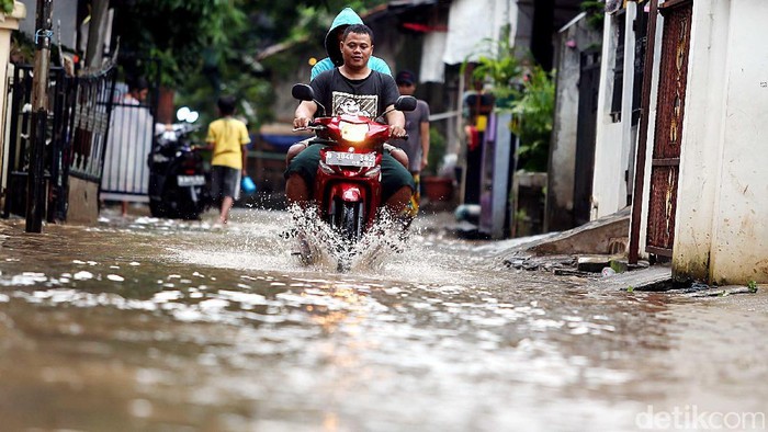 BNPB: 7.788 Orang di Bantaran Sungai Ciliwung Terdampak Banjir