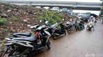 Korban Banjir Cipinang Melayu Parkir Kendaraan di Jalan