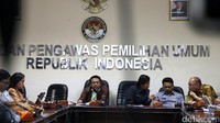Hadir dalam paparan itu (kiri-kanan) Staff Ahli Bawaslu Bidang Pengawasan Rikson Nababan, Komisioner Bawaslu Daniel Zuchron, Kabag Teknis Pengawasan Pemilu Harimurti Wicaksono dan Kabag Humas Jonly Pedro Marentek.