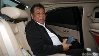 Arief menyebut dirinya sebagai ketua MK tidak dapat memerintah hakim lain untuk melakukan sesuatu. Menurutnya, semua hakim memiliki independensi masing-masing.