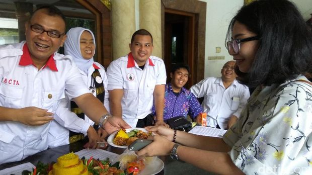 ACTA potong tumpeng / 