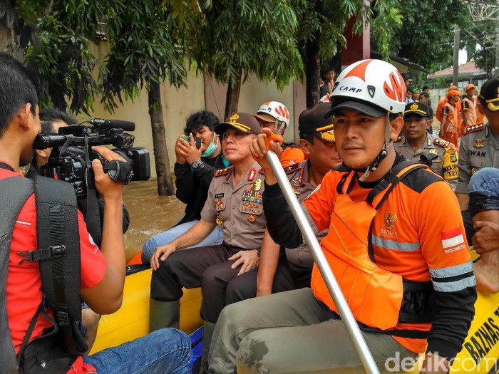 Pakai Perahu Karet, Kapolda Metro Cek Lokasi Banjir di Bukit Duri