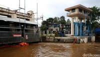 Hujan semalam di wilayah Bogor, Jawa Barat, sempat menambah ketinggian debit di pintu air Bendung Katulampa. Pagi ini, banjir kiriman pun menggenangi sejumlah wilayah di Jakarta, seperti di pintu air Manggarai.