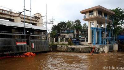 Penampakan Ketinggian Air di Pintu Air Manggarai
