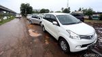 Korban Banjir Cipinang Melayu Parkir Kendaraan di Jalan