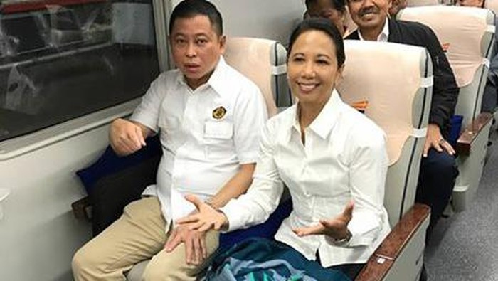 Tinjau Kilang Balongan, Rini dan Jonan Bareng Naik Kereta