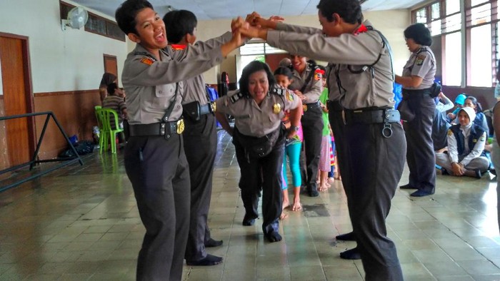 Serunya, Polwan Ajak Bocah Korban Banjir Main Ular Naga