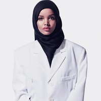 Berhijab tidak menghalangi impian wanita untuk sukses di dunia kecantikan. Seperti yang dilakukan Halima Aden. Ia menjadi hijabers pertama yang mengikuti kontes kecantikan di Amerika Serikat. Lepas dari kontes, Halima langsung kebanjiran kerja sebagai model. Ia telah berjalan untuk fashion show Yeezy dan jadi hijabers pertama yang jadi model sampul majalah Allure. Foto: Instagram @kinglimaa