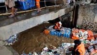 Tak hanya membuat debit air semakin tinggi, limpahan tersebut juga membawa banyak sampah.