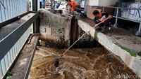 Dilansir dari situs resmi Badan Penanggulangan Bencana Daerah (BPBD) DKI Jakarta, Kamis (16/2/2017), debit di pintu air Manggarai mencapai ketinggian 825 cm dan di pintu air Karet setinggi 530 cm. Keduanya dikategorikan siaga III dengan pemantauan sekitar pukul 06.00 WIB.