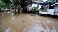 Banjir terjadi karena kondisi kali yang menyempit.