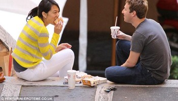 Nasib mempertemukan Priscilla dengan Zuckerberg semasa kuliah di Harvard dan akhirnya bersatu jadi suami istri setelah sembilan tahun pacaran. Mereka selalu tampak mesra.  Foto: Getty Images